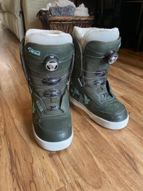 Women’s snowboard boots size 6 1/2