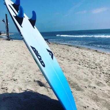Surfboard 5’9 Thumb Tail 5 Fin. Includes Carbon Rail Protectors, Custom Spray, Traction Pad, Tail Gu