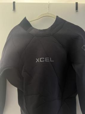 Men’s 2XL Excel wetsuit.