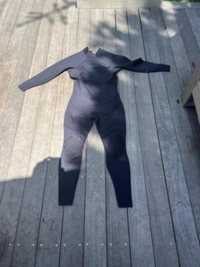 Men’s 2XL Excel wetsuit.