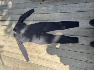 Men’s 2XL Excel wetsuit.